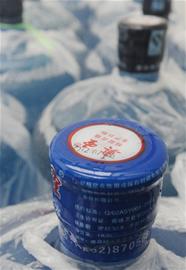 青島大桶水廠緊鄰化糞池用毒桶裝水 被查繼續(xù)生產