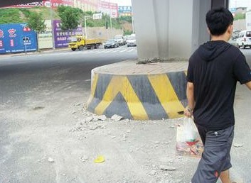 青島市民張先生昨天上午駕車行駛到長(zhǎng)沙路立交橋下時(shí)，兩塊長(zhǎng)5米、寬1米的水泥石板竟從立交橋上飛下
