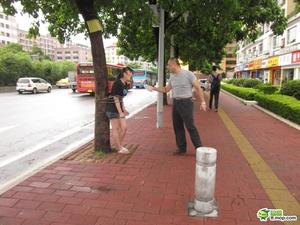 兄妹吵架哥哥當街將其捆到樹上 五花大綁似SM