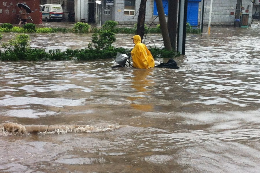 天津遇大暴雨襲擊稱(chēng)澤國(guó) 市民劃船出行