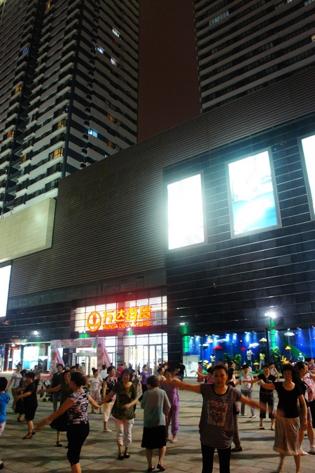 萬達(dá)廣場(chǎng)跳舞老人頻遭高空水彈 疑保安報(bào)復(fù)