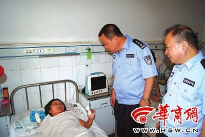 昨日，三原縣公安局局長(zhǎng)赫虎中探望受害“的姐”