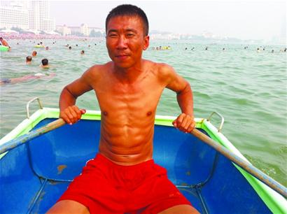 青島浴場救生員個(gè)個(gè)是古銅色肌肉男 救人時(shí)很瘋狂