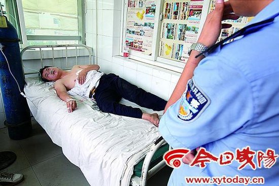 幾個(gè)被打的交警里，靳龍剛的傷情最重，躺在武功縣人民醫(yī)院病床上不能動(dòng)彈。