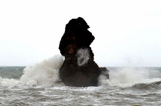 達維過境青島小驚 護欄刮倒巨浪狂拍石老人