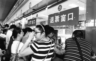 昨日，北京火車站售票大廳，很多旅客退票。 實(shí)習(xí)生 王飛 攝