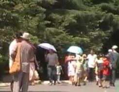 青島中山公園現(xiàn)大批高僧 佛手鏈強(qiáng)戴游客手張口要錢(qián)