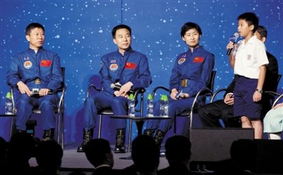 昨日，香港會(huì)議展覽中心，航天員景海鵬（左二）、劉旺（左一）、劉洋（左三）等與香港學(xué)生代表對(duì)話。新華社記者 呂小煒 攝