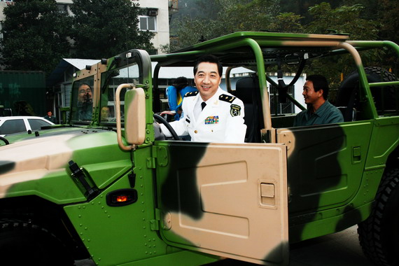 資料圖：張召忠現(xiàn)場乘坐解放軍“猛士”越野車。