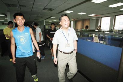 張繼科做客青島日?qǐng)?bào)社 帥氣再演乒戰(zhàn)