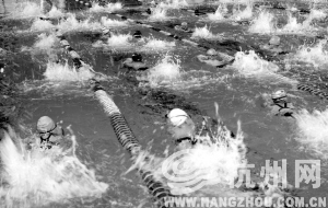 由于夏天游泳人數(shù)過多，有些游泳館限定進場人數(shù)。攝影 韓丹