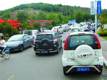 海大新生報(bào)到私家車(chē)停滿校園 父母租房陪到中秋