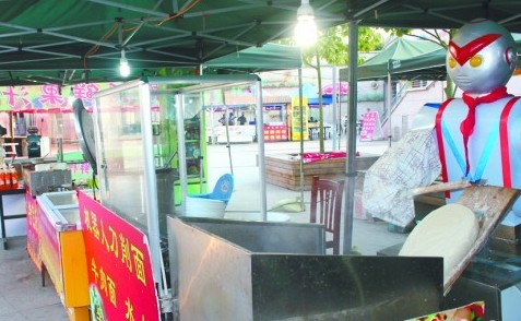 青島現(xiàn)刀削面機(jī)器人 1分鐘削150根身價1萬5