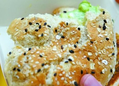 麥當勞漢堡被曝布滿霉點 店家不承認執(zhí)法嚴懲