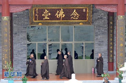 中國最大女子佛學院探秘 三點起床十點熄燈