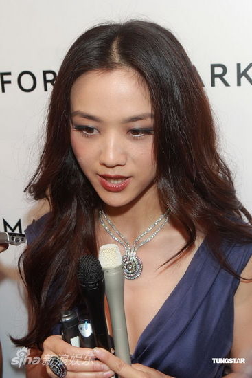 湯唯低胸裙露深V艷壓全場(chǎng)