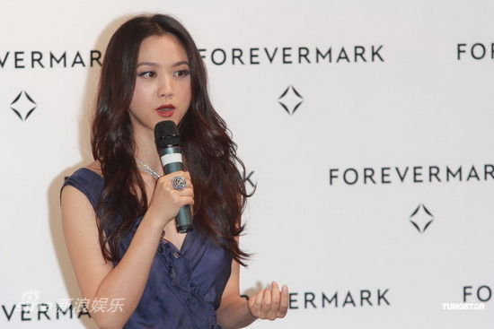 湯唯低胸裙露深V艷壓全場