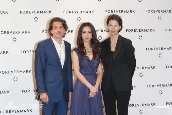 湯唯低胸裙露深V艷壓全場(chǎng)