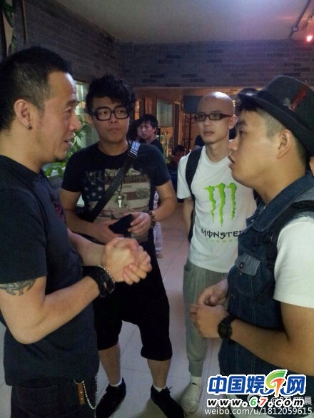 楊坤與隊內(nèi)選手