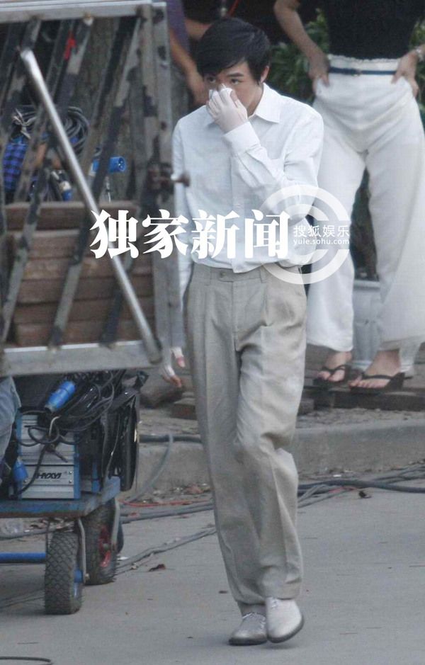 俞灝明穿彈力衣復出拍戲 《春天》片場正面照曝光