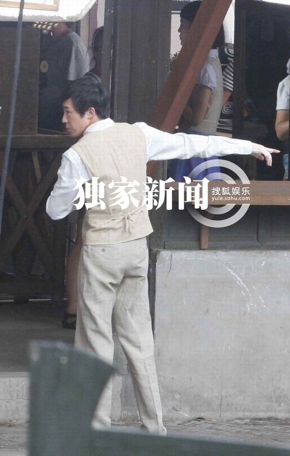 俞灝明穿彈力衣復出拍戲 《春天》片場正面照曝光