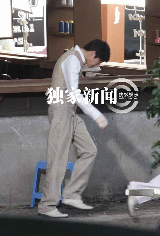 俞灝明穿彈力衣復(fù)出拍戲 《春天》片場正面照曝光