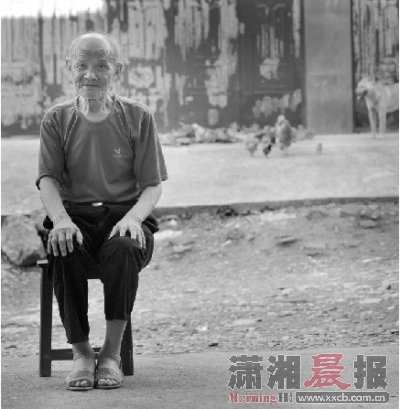 2012年6月28日,因?yàn)榍耙惶焖ち艘货?89歲的蔣梅初坐在凳子上讓記者為他拍照。