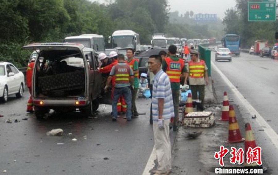 一家7口送大學(xué)新生報(bào)到遇車禍 致5人死亡