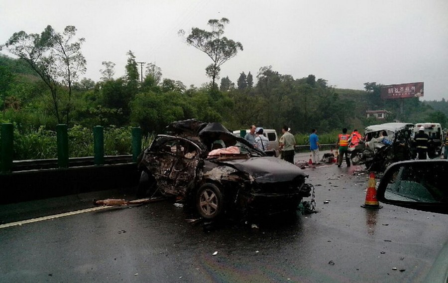 一家7口送大學(xué)新生報到遇車禍 致5人死亡
