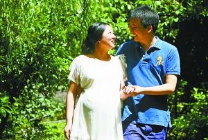 劉拯江陪著妻子吳云霞在小區(qū)里散步。
