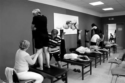 工作人員在航母艦體上描出了“16”這個數(shù)字 約圖/郭媛丹