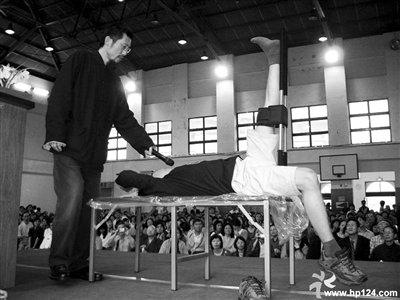 神醫(yī)全國開連鎖年賺千萬 稱拍打拉筋治百病 神醫(yī)全國開連鎖年賺千萬 稱拍打拉筋治百病