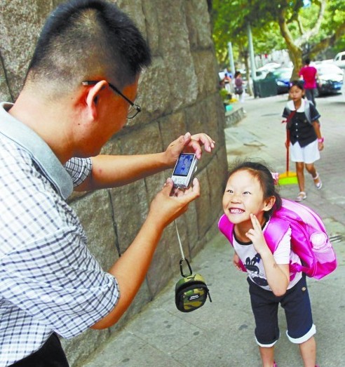 青島小學(xué)新生自理能力差 全班沒一個會系鞋帶
