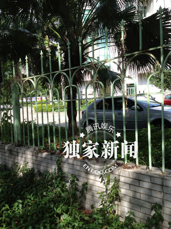 今日上午9點(diǎn)20分左右，陳百祥現(xiàn)身深圳市公安局經(jīng)濟(jì)犯罪偵查局