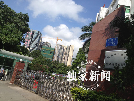 今日上午9點(diǎn)20分左右，陳百祥現(xiàn)身深圳市公安局經(jīng)濟(jì)犯罪偵查局
