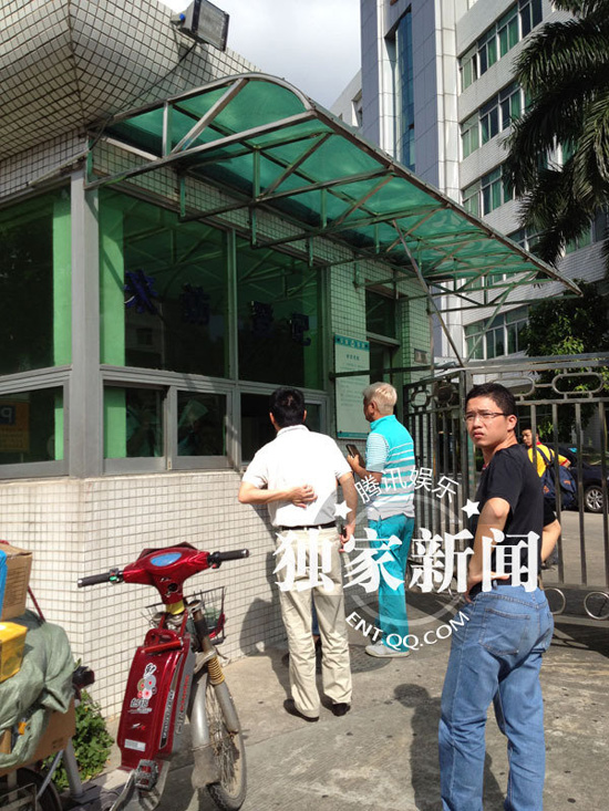 今日上午9點20分左右，陳百祥現(xiàn)身深圳市公安局經(jīng)濟犯罪偵查局