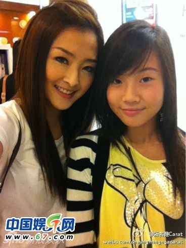 有人爆料指張名雅做過四次整形手術(shù)，還提供了一張疑似張名雅的舊照(左圖)