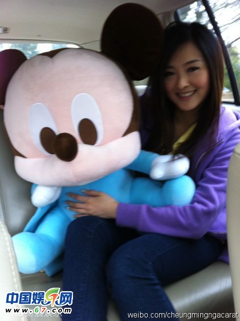 有人爆料指張名雅做過四次整形手術，還提供了一張疑似張名雅的舊照(左圖)