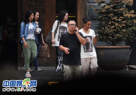陳坤低調會友吃烤肉 與神秘女穿“情侶裝”現(xiàn)身