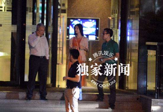 吳秀波桃花運(yùn)不斷 深夜會(huì)靚麗神秘女