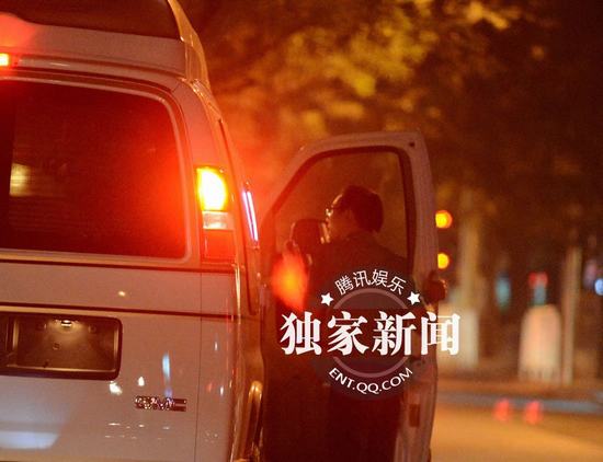 吳秀波桃花運(yùn)不斷 深夜會(huì)靚麗神秘女