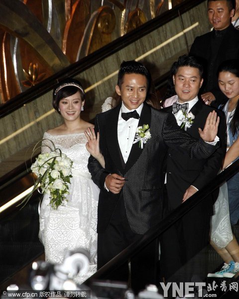 鄧超獨(dú)自帶子顯無奈 揭其婚后無地位變奶爸