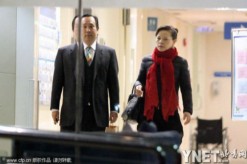 鄧超獨(dú)自帶子顯無(wú)奈 揭其婚后無(wú)地位變奶爸