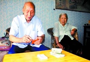 代正興老人每逢周五出門都會(huì)包上4個(gè)裝有感謝卡和2元錢的紅包。 通訊員 苑鐵力 攝
