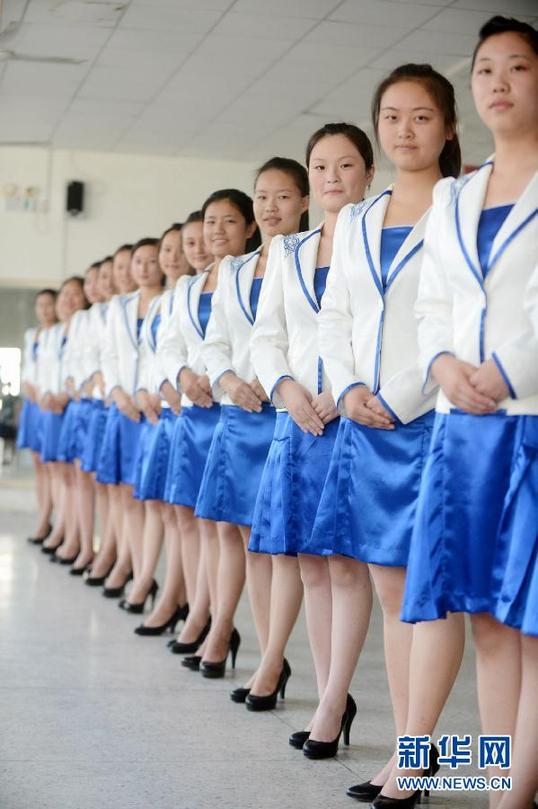 禮儀小姐訓(xùn)練課程揭秘 一顰一笑動人