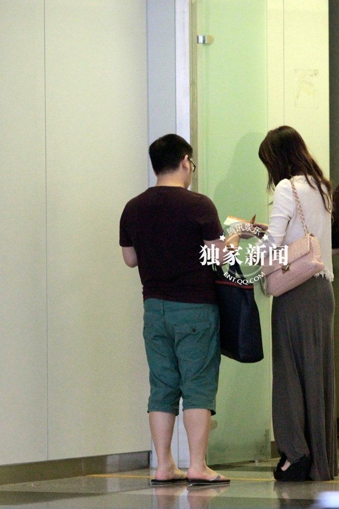 柳巖不秀性感玩優(yōu)雅 遭索要簽名應(yīng)對慌張