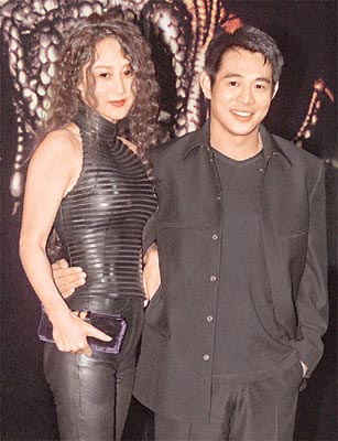 男星的老婆是賢內(nèi)助還是敗家婦