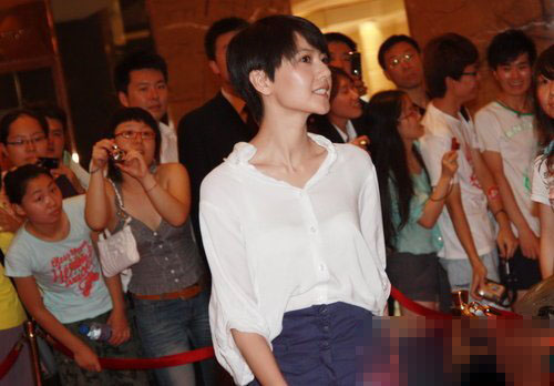 帶吻痕到處招搖 真不害臊哦