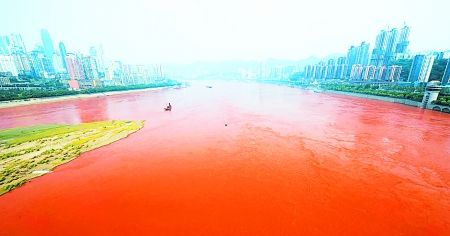 昨日,長(zhǎng)江水呈現(xiàn)出比較明顯的紅色。
