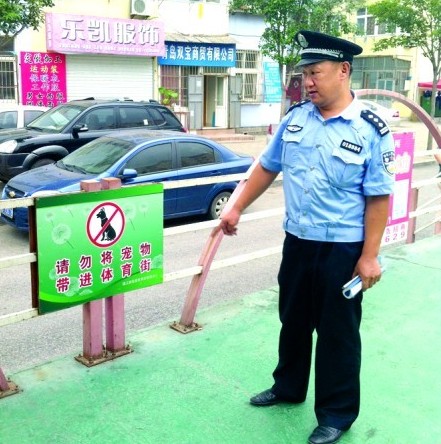 體育街各個入口都設(shè)有禁帶寵物入內(nèi)的標(biāo)牌